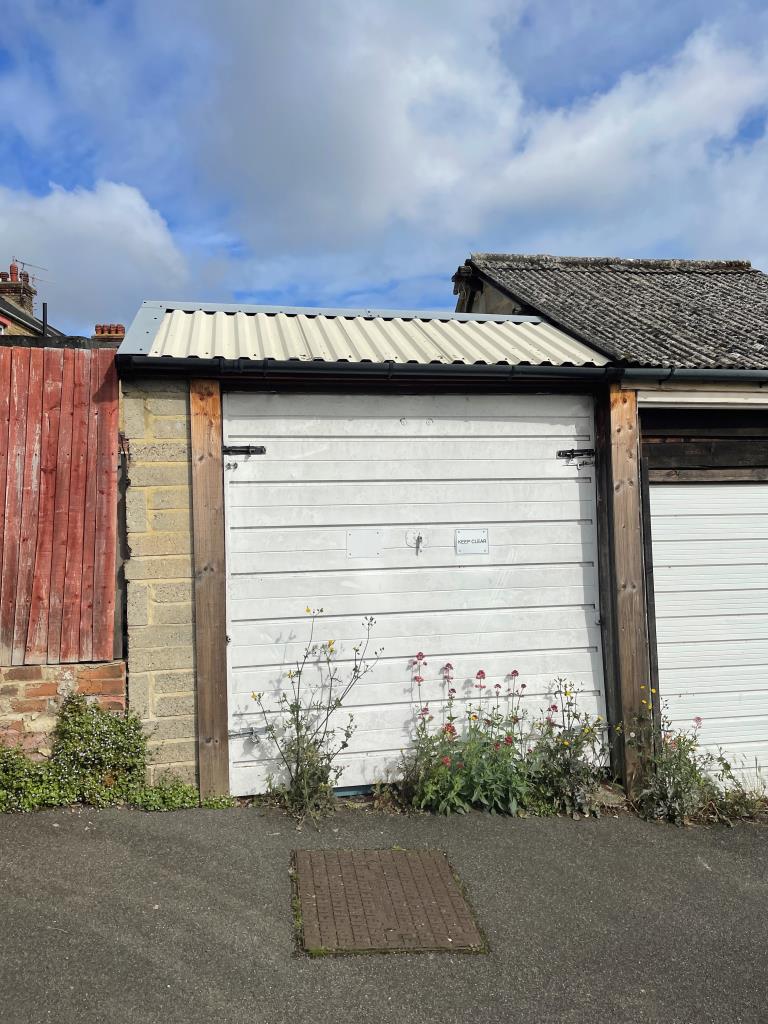 Lot: 103 - FIRE DAMAGED HOUSE FOR REPAIR WITH ANNEX INVESTMENT - 